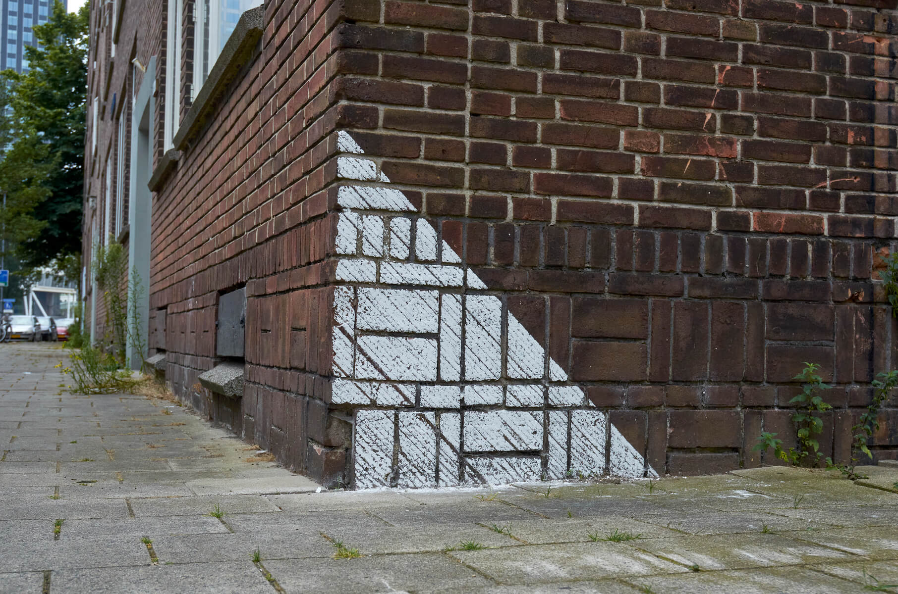 Chalk linedrawing on a cornerhouse, from a low perspective