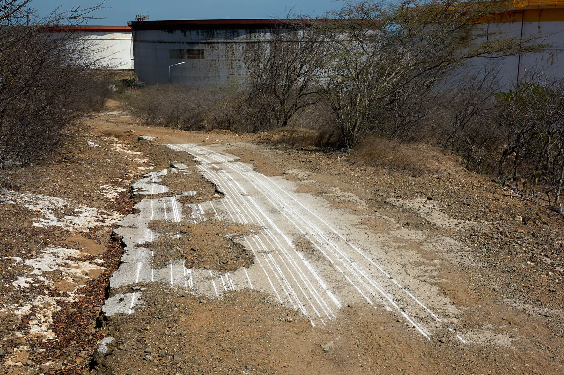 Chalk linedrawing on a dirtroad